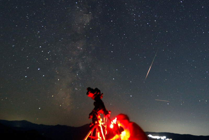 Para astronom mengamati langit utara selama hujan meteor Perseid di Kozjak, Makedonia Utara, 12 Agustus 2024. Para astronom mengamati langit utara selama hujan meteor Perseid di Kozjak, Makedonia Utara, 12 Agustus 2024. (REUTERS/Ognen Teofilovski)