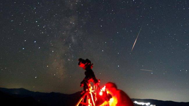 Para astronom mengamati langit utara selama hujan meteor Perseid di Kozjak, Makedonia Utara, 12 Agustus 2024. (REUTERS/Ognen Teofilovski)