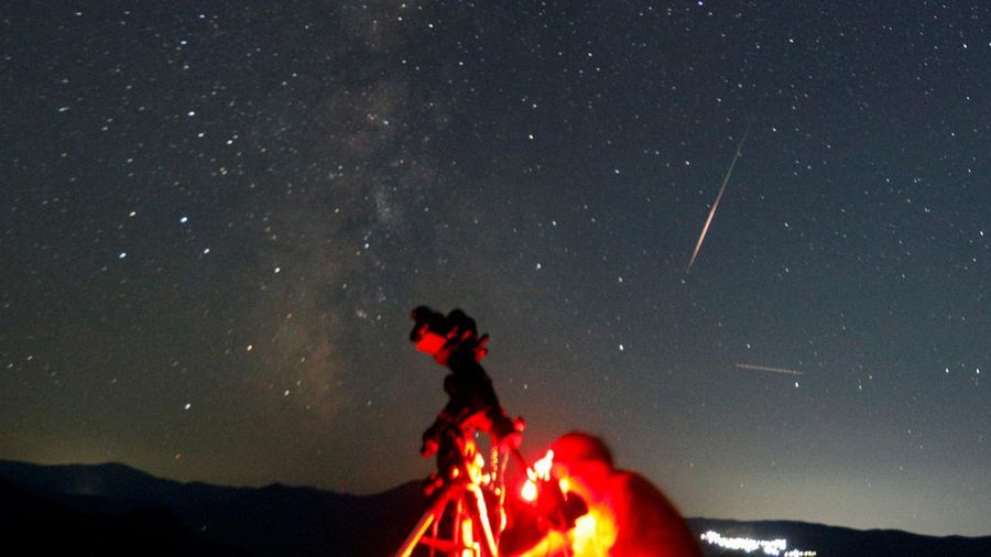 Para astronom mengamati langit utara selama hujan meteor Perseid di Kozjak, Makedonia Utara, 12 Agustus 2024. (REUTERS/Ognen Teofilovski)