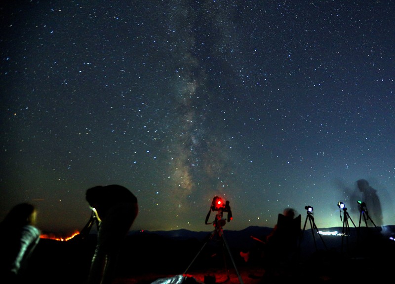 Para astronom mengamati langit utara selama hujan meteor Perseid di Kozjak, Makedonia Utara, 12 Agustus 2024. (REUTERS/Ognen Teofilovski)