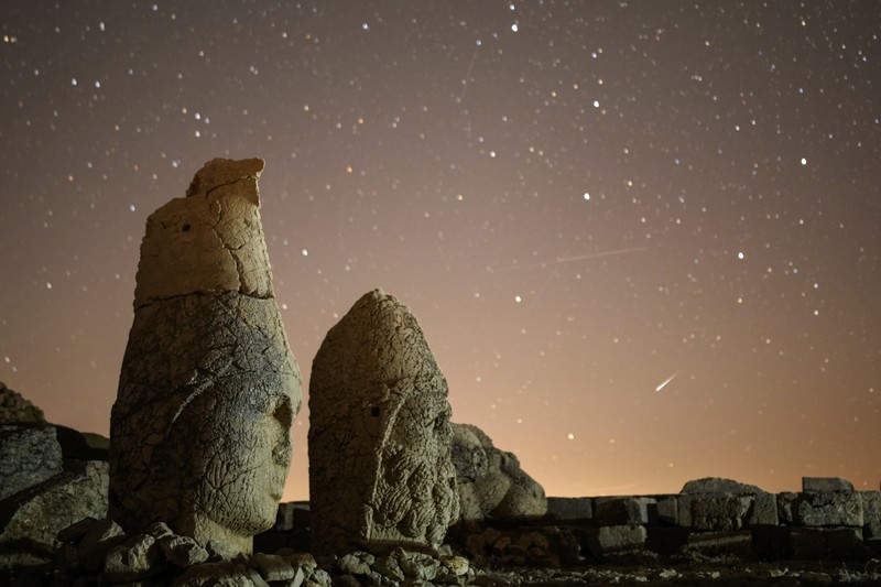 Para astronom mengamati langit utara selama hujan meteor Perseid di Kozjak, Makedonia Utara, 12 Agustus 2024. (REUTERS/Ognen Teofilovski)