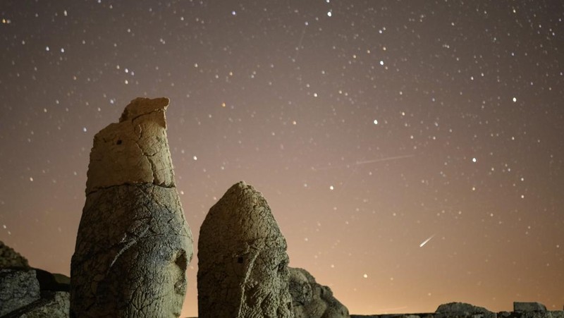 Para astronom mengamati langit utara selama hujan meteor Perseid di Kozjak, Makedonia Utara, 12 Agustus 2024. (REUTERS/Ognen Teofilovski)