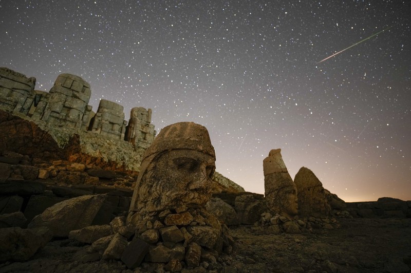 Para astronom mengamati langit utara selama hujan meteor Perseid di Kozjak, Makedonia Utara, 12 Agustus 2024. Para astronom mengamati langit utara selama hujan meteor Perseid di Kozjak, Makedonia Utara, 12 Agustus 2024. (REUTERS/Ognen Teofilovski)
