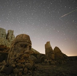 Penampakan Hujan Meteor Bikin Langit Berkilau di RI dan Penjuru Dunia