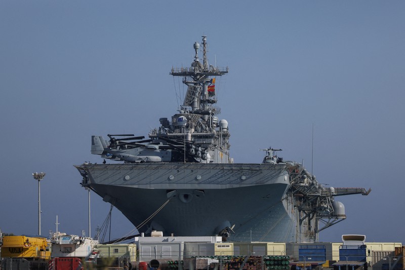 Seorang pria mengambil foto kapal serbu amfibi USS Wasp (LHD-1), saat berlabuh di pelabuhan Limassol, di tengah meningkatnya ketegangan di Timur Tengah, di Limassol, Siprus, 10 Agustus 2024. Seorang pria mengambil foto kapal serbu amfibi USS Wasp (LHD-1), saat berlabuh di pelabuhan Limassol, di tengah meningkatnya ketegangan di Timur Tengah, di Limassol, Siprus, 10 Agustus 2024. (REUTERS/Stelios Misinas)