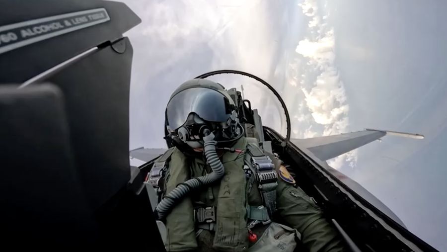 Pesawat Jet Tempur F16 kawal Penerbangan Perpulangan Olimpiade Atlet Taiwan. (Reuters TV)