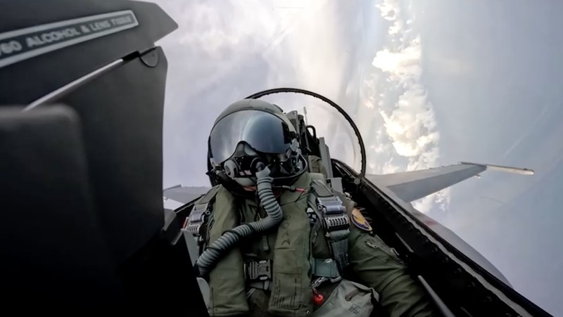 Pesawat Jet Tempur F16 kawal Penerbangan Perpulangan Olimpiade Atlet Taiwan. (Reuters TV)