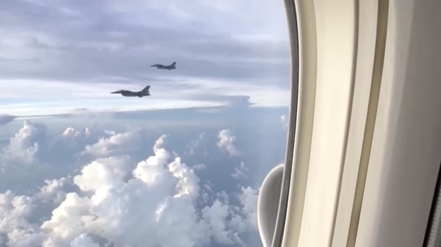 Pesawat Jet Tempur F16 kawal Penerbangan Perpulangan Olimpiade Atlet Taiwan. (Reuters TV)