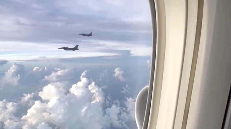 Pesawat Jet Tempur F16 kawal Penerbangan Perpulangan Olimpiade Atlet Taiwan. (Reuters TV)