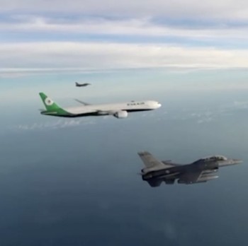 Detik-Detik 3 Jet Tempur AS Kawal Pesawat di Langit Asia, Ada Apa?