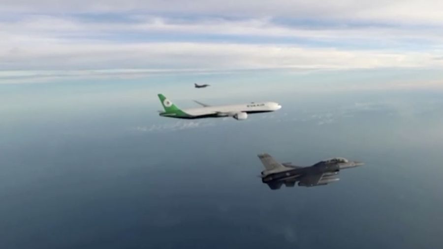 Pesawat Jet Tempur F16 kawal Penerbangan Perpulangan Olimpiade Atlet Taiwan. (Reuters TV)
