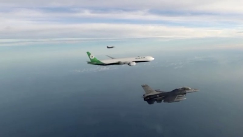 Pesawat Jet Tempur F16 kawal Penerbangan Perpulangan Olimpiade Atlet Taiwan. (Reuters TV)