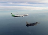 Detik-Detik 3 Jet Tempur AS Kawal Pesawat di Langit Asia, Ada Apa?