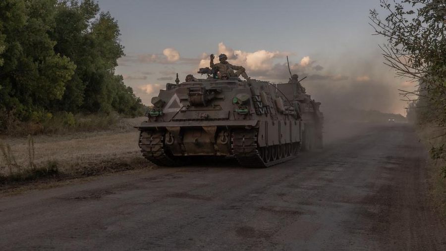 Dalam rekaman yang dirilis oleh angkatan bersenjata Ukraina pada hari Minggu, 18 Agustus 2024, asap mengepul yang dikatakan menunjukkan hancurnya jembatan utama di wilayah Kursk Rusia. Ukraina telah menghancurkan jembatan utama di wilayah Kursk Rusia dan menyerang jembatan kedua di dekatnya, kurang dari dua minggu setelah serangan lintas perbatasannya yang mengejutkan, mengganggu rute pasokan Rusia dan mungkin mengisyaratkan bahwa pasukannya berencana untuk bertahan. (Ukrainian Armed Force via AP)