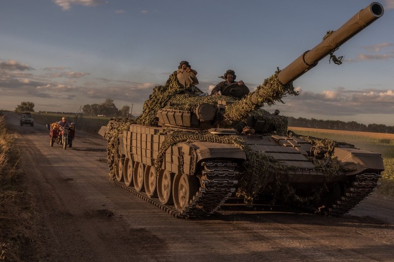 Prajurit Ukraina mengoperasikan tank T-72 buatan Soviet di wilayah Sumy, dekat perbatasan dengan Rusia, pada 12 Agustus 2024, di tengah invasi Rusia ke Ukraina. Prajurit Ukraina mengoperasikan tank T-72 buatan Soviet di wilayah Sumy, dekat perbatasan dengan Rusia, pada 12 Agustus 2024, di tengah invasi Rusia ke Ukraina. Ukraina melancarkan serangan mendadak ke wilayah perbatasan Rusia di Kursk pada 6 Agustus 2024, merebut lebih dari dua lusin kota dan desa dalam serangan lintas batas paling signifikan di tanah Rusia sejak Perang Dunia II. Kepala militer Ukraina Oleksandr Syrsky mengatakan kepada Presiden Volodymyr Zelensky dalam sebuah video yang diunggah pada 12 Agustus 2024 bahwa pasukannya sekarang menguasai sekitar 1.000 kilometer persegi wilayah Rusia dan melanjutkan