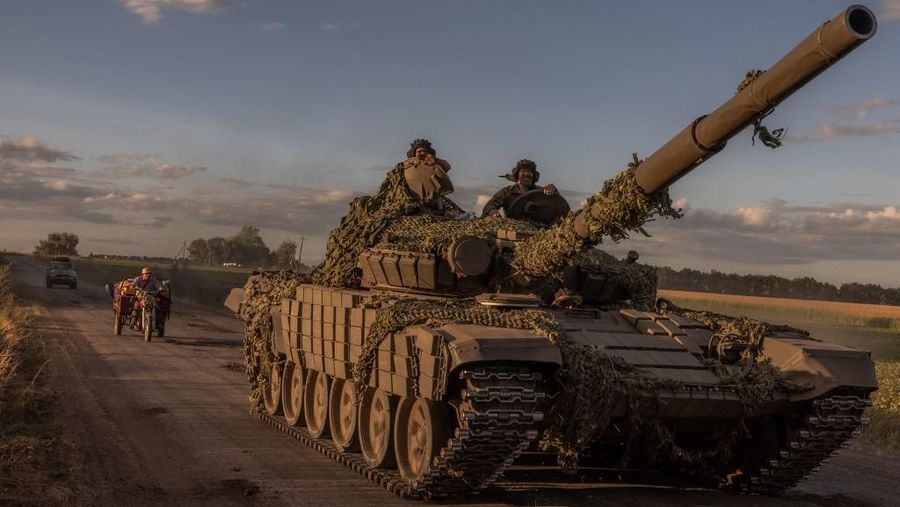 Prajurit Ukraina mengoperasikan tank T-72 buatan Soviet di wilayah Sumy, dekat perbatasan dengan Rusia, pada 12 Agustus 2024, di tengah invasi Rusia ke Ukraina. Ukraina melancarkan serangan mendadak ke wilayah perbatasan Rusia di Kursk pada 6 Agustus 2024, merebut lebih dari dua lusin kota dan desa dalam serangan lintas batas paling signifikan di tanah Rusia sejak Perang Dunia II. Kepala militer Ukraina Oleksandr Syrsky mengatakan kepada Presiden Volodymyr Zelensky dalam sebuah video yang diunggah pada 12 Agustus 2024 bahwa pasukannya sekarang menguasai sekitar 1.000 kilometer persegi wilayah Rusia dan melanjutkan