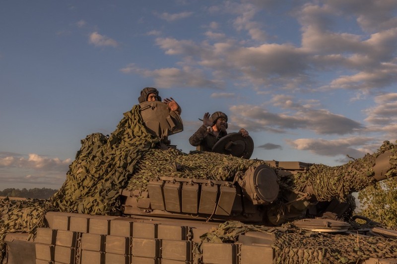 Prajurit Ukraina mengoperasikan tank T-72 buatan Soviet di wilayah Sumy, dekat perbatasan dengan Rusia, pada 12 Agustus 2024, di tengah invasi Rusia ke Ukraina. Prajurit Ukraina mengoperasikan tank T-72 buatan Soviet di wilayah Sumy, dekat perbatasan dengan Rusia, pada 12 Agustus 2024, di tengah invasi Rusia ke Ukraina. Ukraina melancarkan serangan mendadak ke wilayah perbatasan Rusia di Kursk pada 6 Agustus 2024, merebut lebih dari dua lusin kota dan desa dalam serangan lintas batas paling signifikan di tanah Rusia sejak Perang Dunia II. Kepala militer Ukraina Oleksandr Syrsky mengatakan kepada Presiden Volodymyr Zelensky dalam sebuah video yang diunggah pada 12 Agustus 2024 bahwa pasukannya sekarang menguasai sekitar 1.000 kilometer persegi wilayah Rusia dan melanjutkan