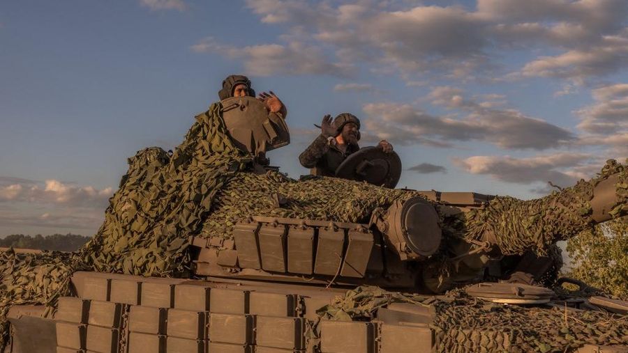 Prajurit Ukraina mengoperasikan tank T-72 buatan Soviet di wilayah Sumy, dekat perbatasan dengan Rusia, pada 12 Agustus 2024, di tengah invasi Rusia ke Ukraina. Ukraina melancarkan serangan mendadak ke wilayah perbatasan Rusia di Kursk pada 6 Agustus 2024, merebut lebih dari dua lusin kota dan desa dalam serangan lintas batas paling signifikan di tanah Rusia sejak Perang Dunia II. Kepala militer Ukraina Oleksandr Syrsky mengatakan kepada Presiden Volodymyr Zelensky dalam sebuah video yang diunggah pada 12 Agustus 2024 bahwa pasukannya sekarang menguasai sekitar 1.000 kilometer persegi wilayah Rusia dan melanjutkan 