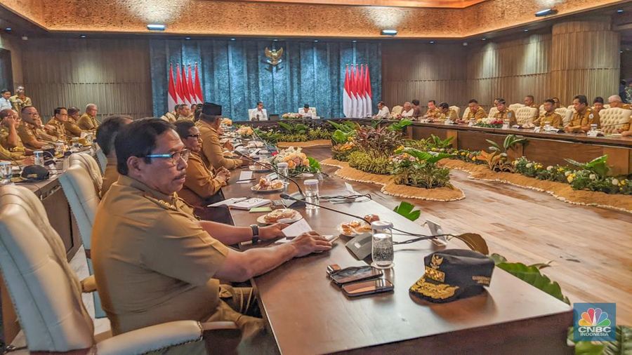 Presiden Joko Widodo (Jokowi) mengumpulkan penjabat (Pj) Gubernur di ruang rapat Istana Garuda, Selasa (13/8/2024). Setidaknya ada 36 Gubernur yang hadir pada agenda ini dari total 38. (CNBC Indonesia/Emir Yanwardhana)