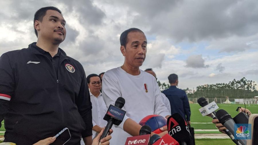Presiden RI Joko Widodo saat doorstop di PSSI Training Center di IKN. (CNBC Indonesia/Emir Yanwardhana)