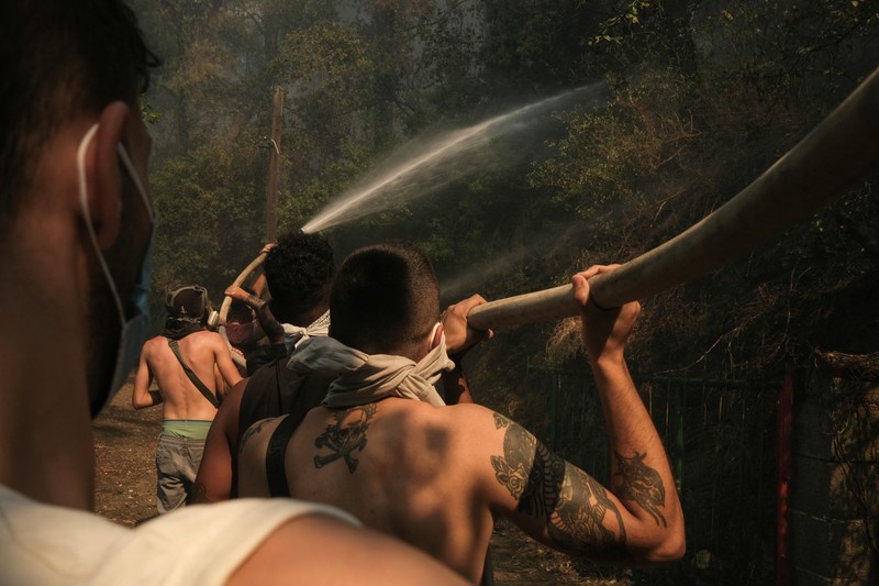 Sebuah bangunan sekolah menengah atas dan pusat kebugarannya terlihat terbakar saat kebakaran hutan melanda Nea Penteli, dekat Athena, Yunani, 12 Agustus 2024. Sebuah bangunan sekolah menengah atas dan pusat kebugarannya terlihat terbakar saat kebakaran hutan melanda Nea Penteli, dekat Athena, Yunani, 12 Agustus 2024. (REUTERS/Alexandros Avramidis)