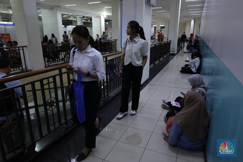 Sejumlah pencari kerja menyiapkan dokumen pribadi saat Job Fair 2024 di ITC Permata Hijau, Jakarta, Senin (13/8/2024). (CNBC Indonesia/Tri Susilo) Sejumlah pencari kerja menyiapkan dokumen pribadi saat Job Fair 2024 di ITC Permata Hijau, Jakarta, Senin (13/8/2024). (CNBC Indonesia/Tri Susilo)