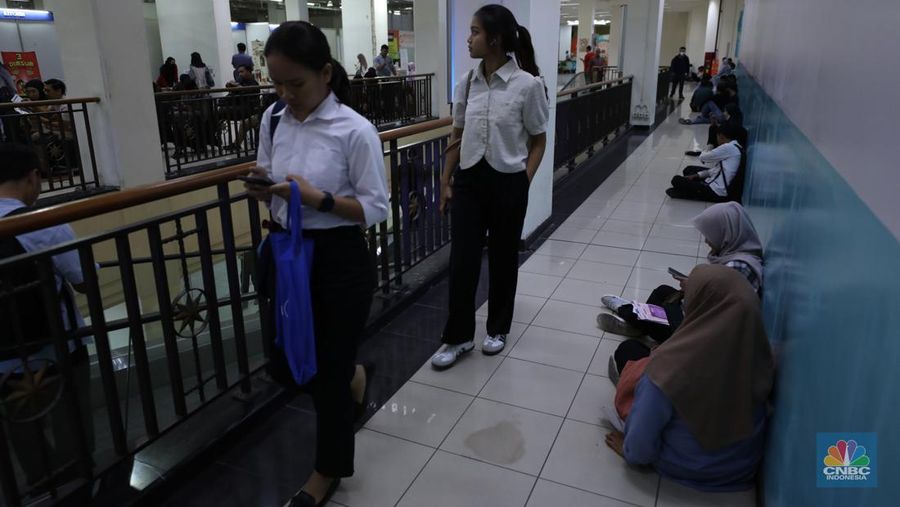 Sejumlah pencari kerja menyiapkan dokumen pribadi saat Job Fair 2024 di ITC Permata Hijau, Jakarta, Senin (13/8/2024). (CNBC Indonesia/Tri Susilo)