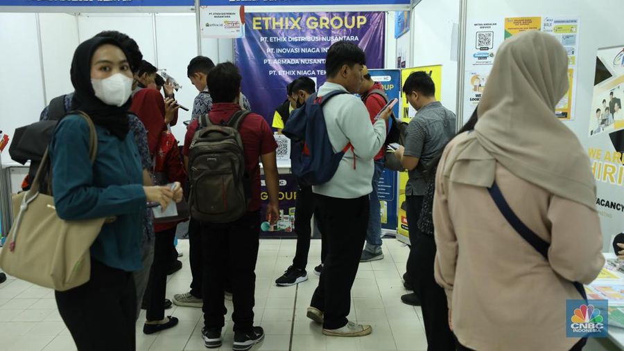 Sejumlah pencari kerja menyiapkan dokumen pribadi saat Job Fair 2024 di ITC Permata Hijau, Jakarta, Senin (13/8/2024). (CNBC Indonesia/Tri Susilo)