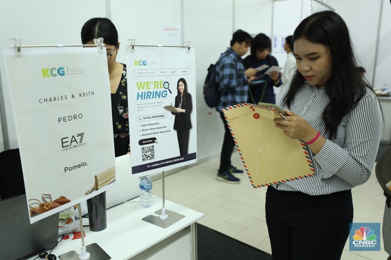 Sejumlah pencari kerja menyiapkan dokumen pribadi saat Job Fair 2024 di ITC Permata Hijau, Jakarta, Senin (13/8/2024). (CNBC Indonesia/Tri Susilo)