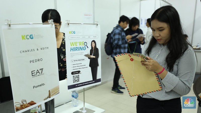 Sejumlah pencari kerja menyiapkan dokumen pribadi saat Job Fair 2024 di ITC Permata Hijau, Jakarta, Senin (13/8/2024). (CNBC Indonesia/Tri Susilo)