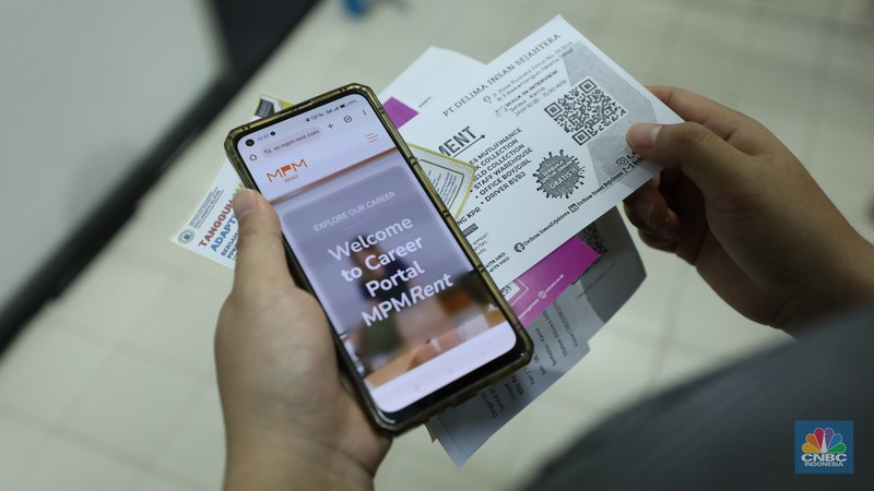Sejumlah pencari kerja menyiapkan dokumen pribadi saat Job Fair 2024 di ITC Permata Hijau, Jakarta, Senin (13/8/2024). (CNBC Indonesia/Tri Susilo)