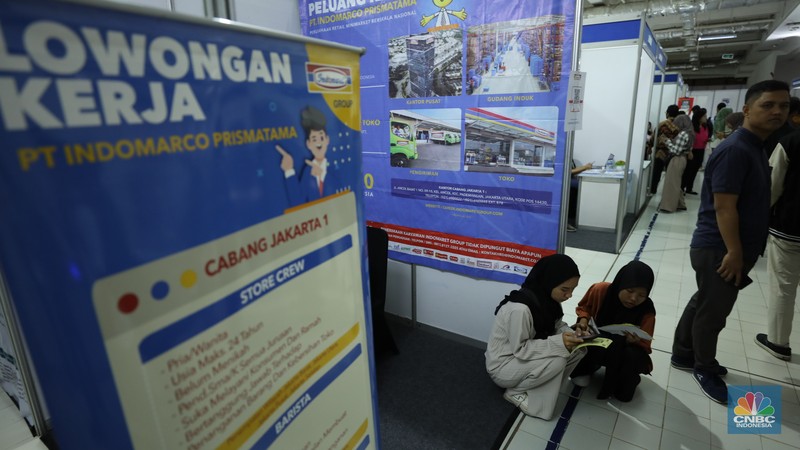 Sejumlah pencari kerja menyiapkan dokumen pribadi saat Job Fair 2024 di ITC Permata Hijau, Jakarta, Senin (13/8/2024). (CNBC Indonesia/Tri Susilo)
