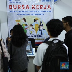 Penampakan Pencari Kerja Antre-Selonjoran Adu Nasib di Job Fair 2024