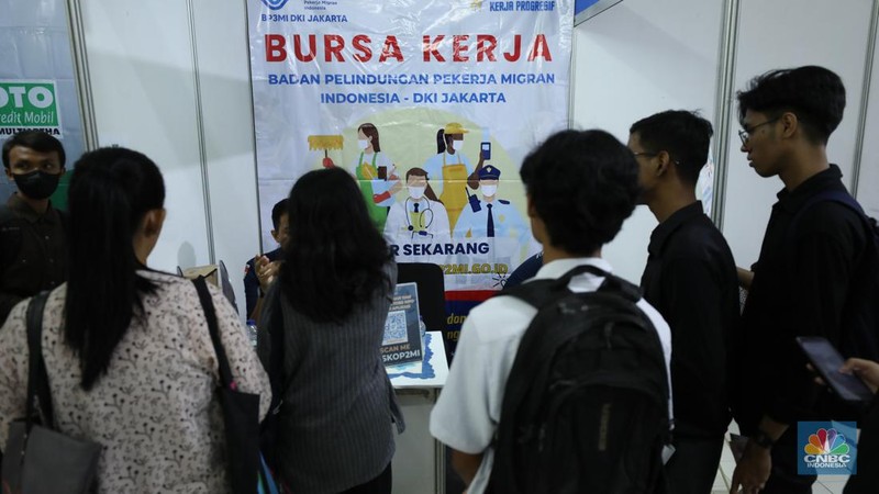 Sejumlah pencari kerja menyiapkan dokumen pribadi saat Job Fair 2024 di ITC Permata Hijau, Jakarta, Senin (13/8/2024). (CNBC Indonesia/Tri Susilo)