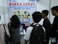 Penampakan Pencari Kerja Antre-Selonjoran Adu Nasib di Job Fair 2024