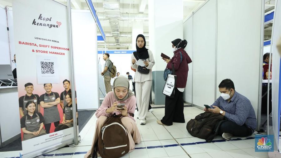 Sejumlah pencari kerja menyiapkan dokumen pribadi saat Job Fair 2024 di ITC Permata Hijau, Jakarta, Senin (13/8/2024). (CNBC Indonesia/Tri Susilo)