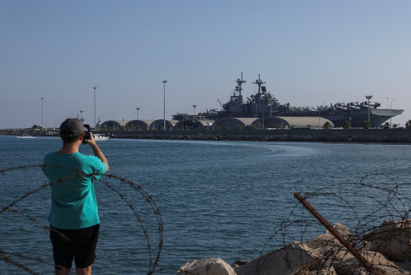 Seorang pria mengambil foto kapal serbu amfibi USS Wasp (LHD-1), saat berlabuh di pelabuhan Limassol, di tengah meningkatnya ketegangan di Timur Tengah, di Limassol, Siprus, 10 Agustus 2024. Seorang pria mengambil foto kapal serbu amfibi USS Wasp (LHD-1), saat berlabuh di pelabuhan Limassol, di tengah meningkatnya ketegangan di Timur Tengah, di Limassol, Siprus, 10 Agustus 2024. (REUTERS/Stelios Misinas)