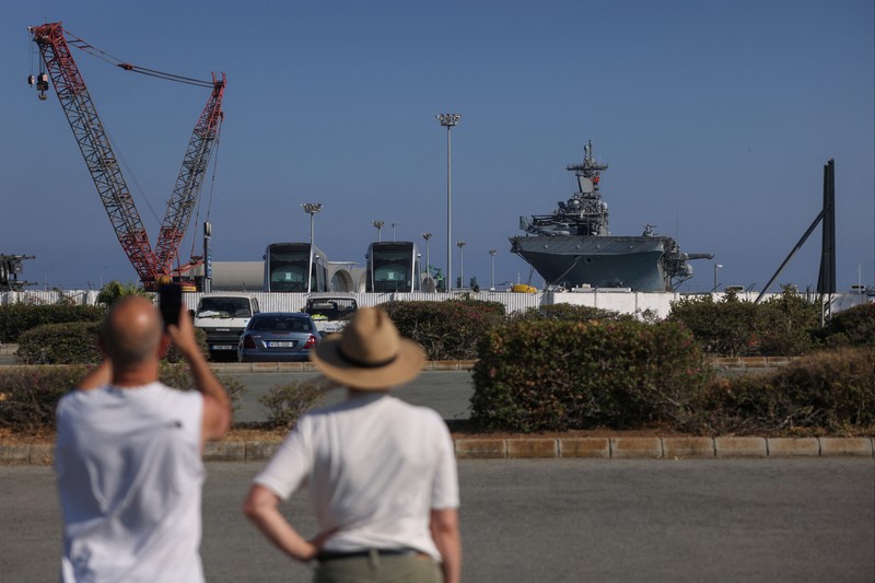 Seorang pria mengambil foto kapal serbu amfibi USS Wasp (LHD-1), saat berlabuh di pelabuhan Limassol, di tengah meningkatnya ketegangan di Timur Tengah, di Limassol, Siprus, 10 Agustus 2024. Seorang pria mengambil foto kapal serbu amfibi USS Wasp (LHD-1), saat berlabuh di pelabuhan Limassol, di tengah meningkatnya ketegangan di Timur Tengah, di Limassol, Siprus, 10 Agustus 2024. (REUTERS/Stelios Misinas)