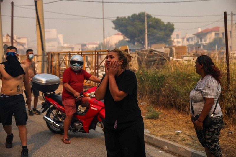 Sebuah bangunan sekolah menengah atas dan pusat kebugarannya terlihat terbakar saat kebakaran hutan melanda Nea Penteli, dekat Athena, Yunani, 12 Agustus 2024. Sebuah bangunan sekolah menengah atas dan pusat kebugarannya terlihat terbakar saat kebakaran hutan melanda Nea Penteli, dekat Athena, Yunani, 12 Agustus 2024. (REUTERS/Alexandros Avramidis)