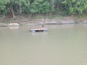 Warga di Desa Watu Soppeng Bertaruh Nyawa Seberangi Sungai Pakai Rakit Bambu