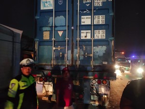 Truk Kontainer Ini Terbakar Usai Tabrak Warga Serang hingga Tewas