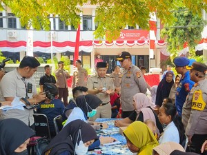 Temui Warga Pulau Pramuka, Wakapolda Metro Bagikan Bendera-Tanam Pohon