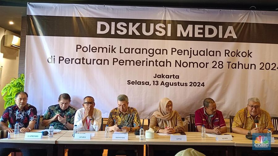 Wakil Ketua Umum DPP Asosiasi Koperasi dan Ritel Indonesia (Akrindo), Anang Zunaedi; Ketua Umum Gabungan Produsen Rokok Putih Indonesia (Gaprindo), Benny Wachjudi Ketua Umum Asosiasi Pasar Rakyat Seluruh Indonesia (APARSI), Suhendro; Ketua Umum Himpunan Peritel dan Penyewa Pusat Perbelanjaan Indonesia (HIPPINDO), Budihardjo Iduansjah; Perwakilan Asosiasi Pedagang Pasar Seluruh Indonesia (APPSI), Herninta Defayanti; Ketua Umum Komite Ekonomi Rakyat Indonesia (KERIS), Ali Mahsun Atmo; Ketua Umum Asosiasi Pengusaha Ritel Indonesia (APRINDO), Roy Nicholas Mandey; Sekretaris Umum PERPEKSI, Wahid. (²©²ÊÍøÕ¾/Martya Sari)