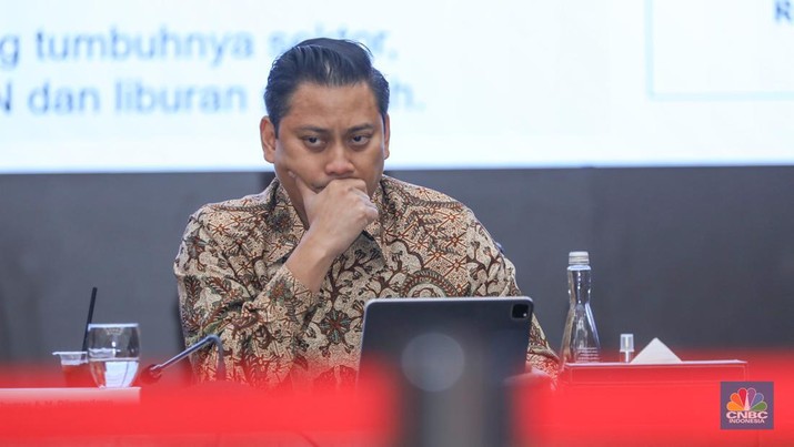 Wamen Keuangan, Thomas Djiwandono sebagai Wamen Keuangan II dalam Konferensi Pers APBN KITA di kantor Kementerian Keuangan, Jakarta, Selasa (13/8/2024). (CNBC Indonesia/Tri Susilo)