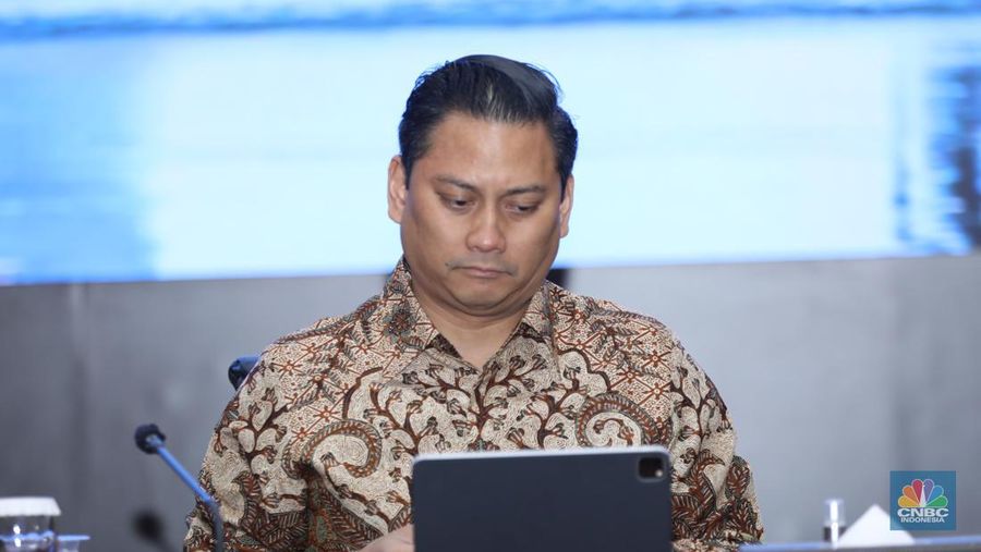 Wamen Keuangan, Thomas Djiwandono sebagai Wamen Keuangan II dalam Konferensi Pers APBN KITA di kantor Kementerian Keuangan, Jakarta, Selasa (13/8/2024). (վ/Tri Susilo)