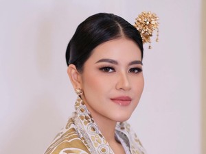 Potret Kahiyang Tampil Menawan Pakai Kain Khas-Make Up Flawless