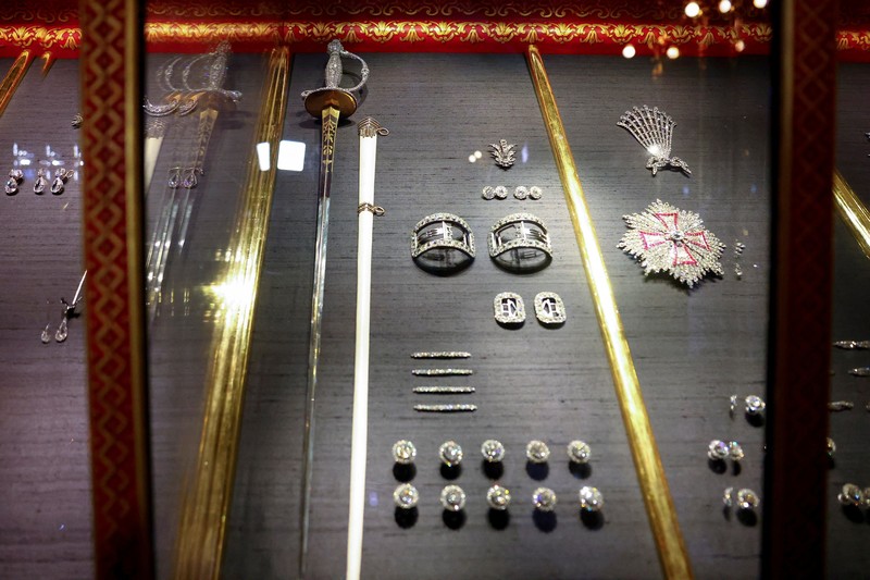 Seorang wanita mengambil gambar, saat barang-barang yang ditemukan dari pencurian permata di museum Gruenes Gewoelbe (Gudang Hijau) pada tahun 2019 dengan perkiraan nilai lebih dari 113 juta euro kembali dipamerkan setelah restorasi, di Dresden, Jerman, 13 Agustus 2024. (REUTERS/Nadja Wohlleben)