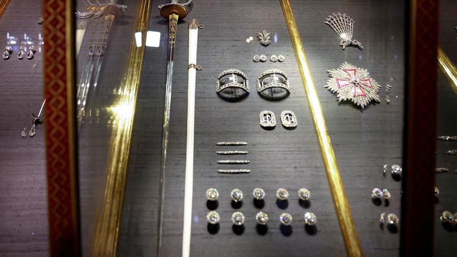 Seorang wanita mengambil gambar, saat barang-barang yang ditemukan dari pencurian permata di museum Gruenes Gewoelbe (Gudang Hijau) pada tahun 2019 dengan perkiraan nilai lebih dari 113 juta euro kembali dipamerkan setelah restorasi, di Dresden, Jerman, 13 Agustus 2024. (REUTERS/Nadja Wohlleben)