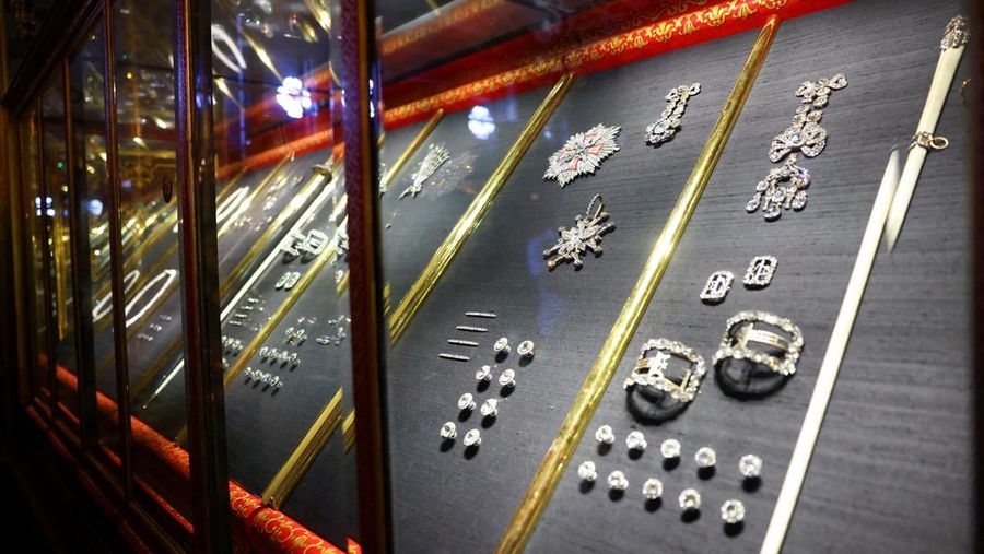 Seorang wanita mengambil gambar, saat barang-barang yang ditemukan dari pencurian permata di museum Gruenes Gewoelbe (Gudang Hijau) pada tahun 2019 dengan perkiraan nilai lebih dari 113 juta euro kembali dipamerkan setelah restorasi, di Dresden, Jerman, 13 Agustus 2024. (REUTERS/Nadja Wohlleben)