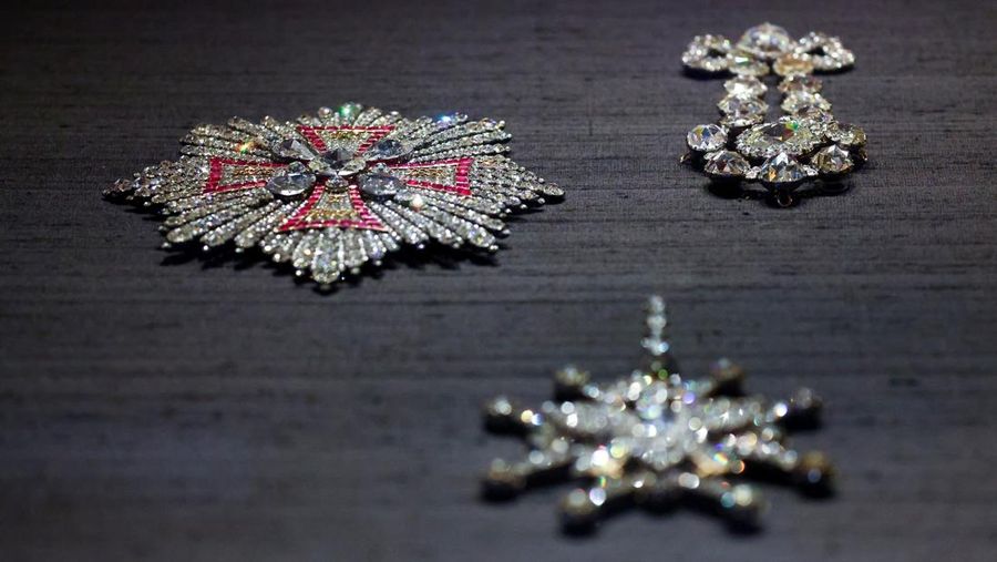 Seorang wanita mengambil gambar, saat barang-barang yang ditemukan dari pencurian permata di museum Gruenes Gewoelbe (Gudang Hijau) pada tahun 2019 dengan perkiraan nilai lebih dari 113 juta euro kembali dipamerkan setelah restorasi, di Dresden, Jerman, 13 Agustus 2024. (REUTERS/Nadja Wohlleben)